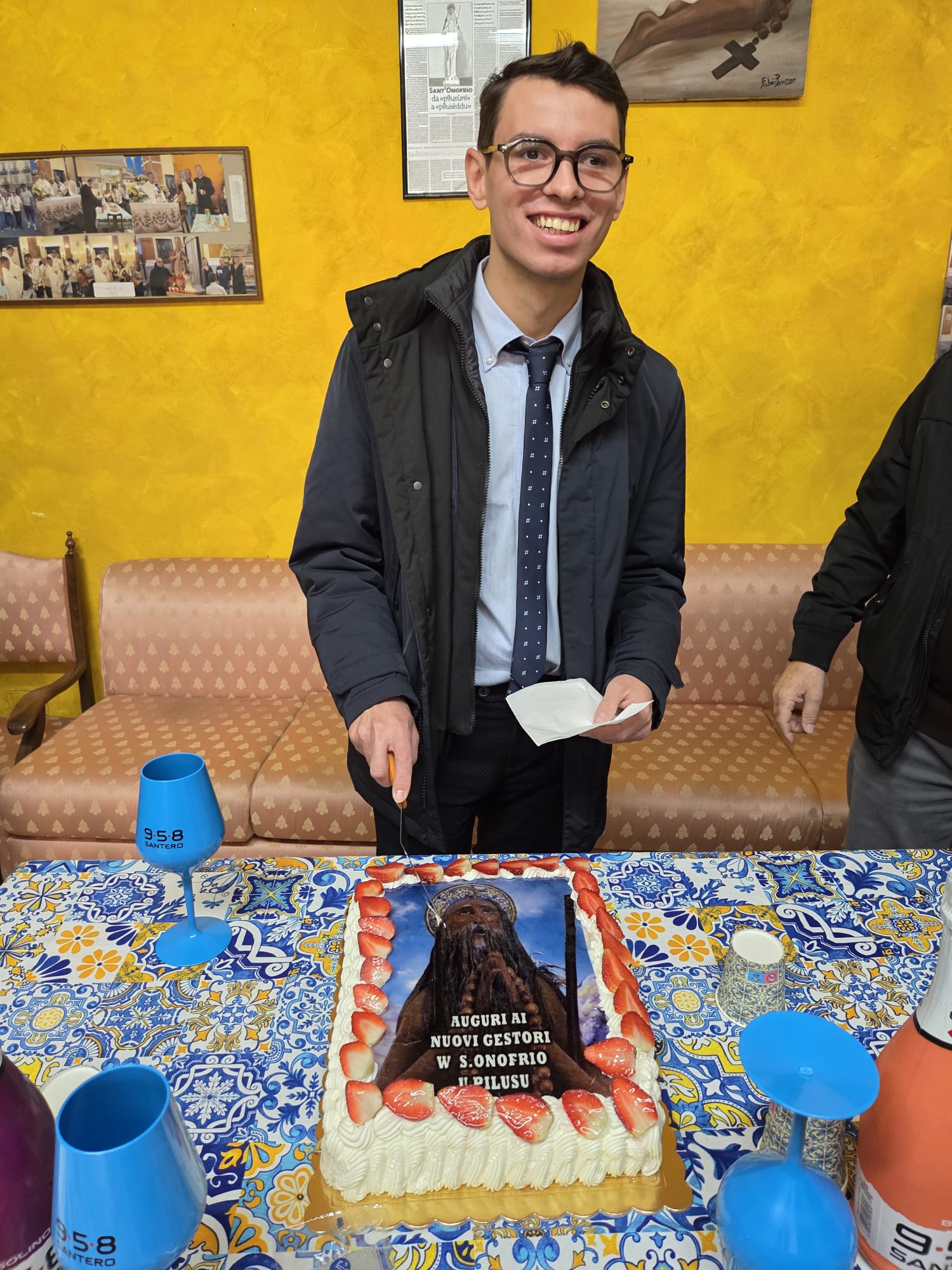 Taras taglia la torta